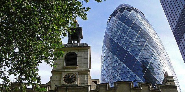 Shakepeare - The church of St Helen's, Bishopsgate, London with "The Gherkin"